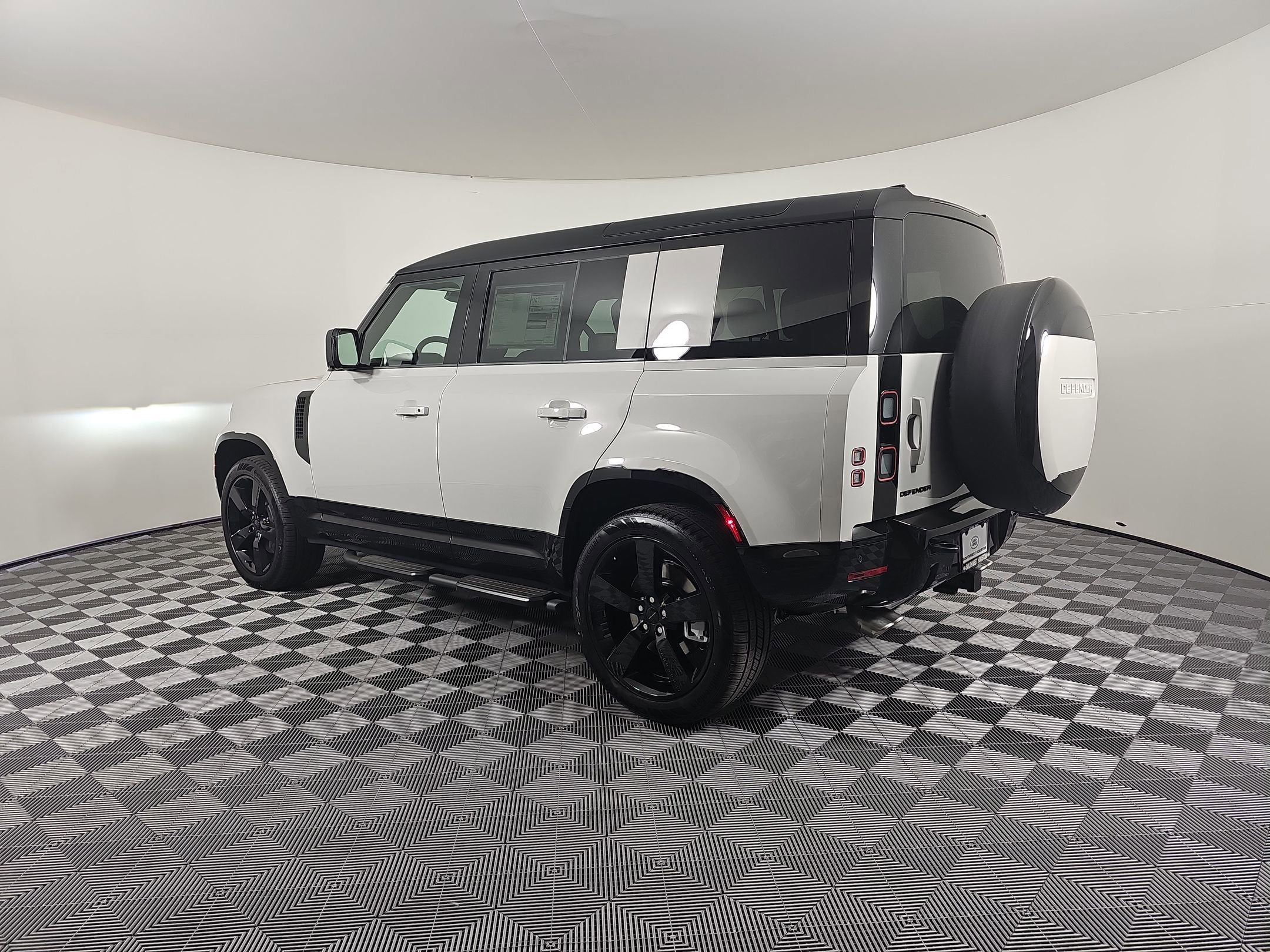 New 2026 Land Rover Defender 110 X-Dynamic SE image 3