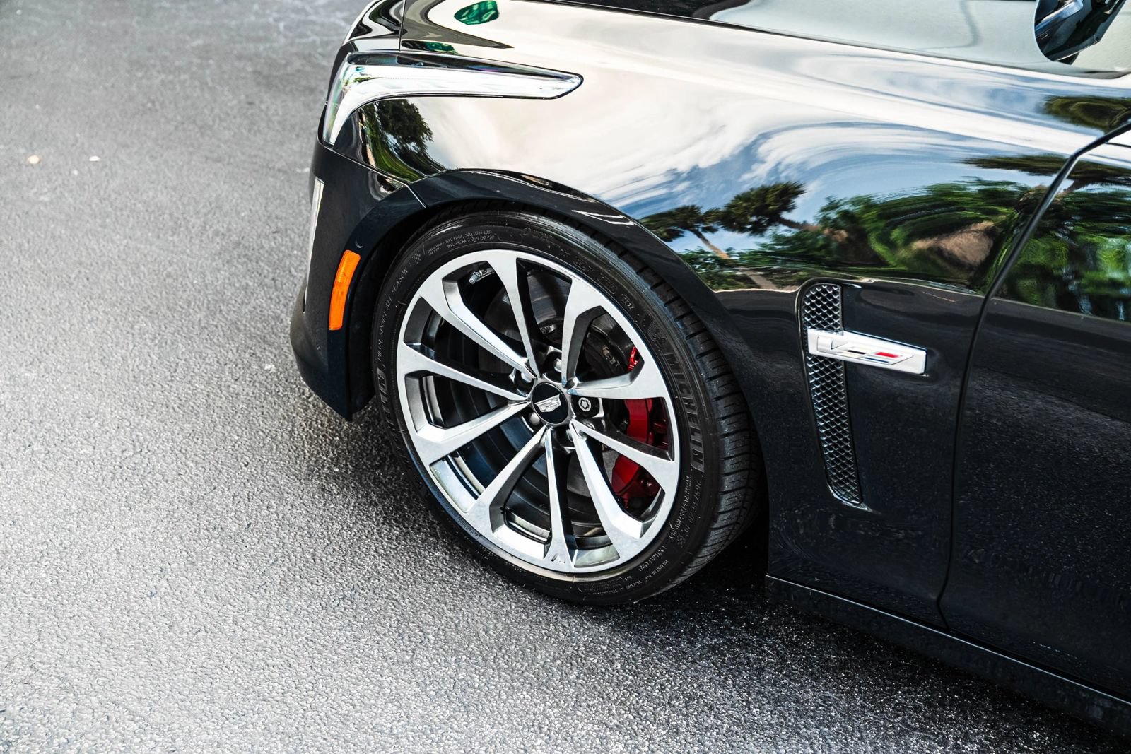 Used 2018 Cadillac CTS V w/ Luxury Package RWD image 4