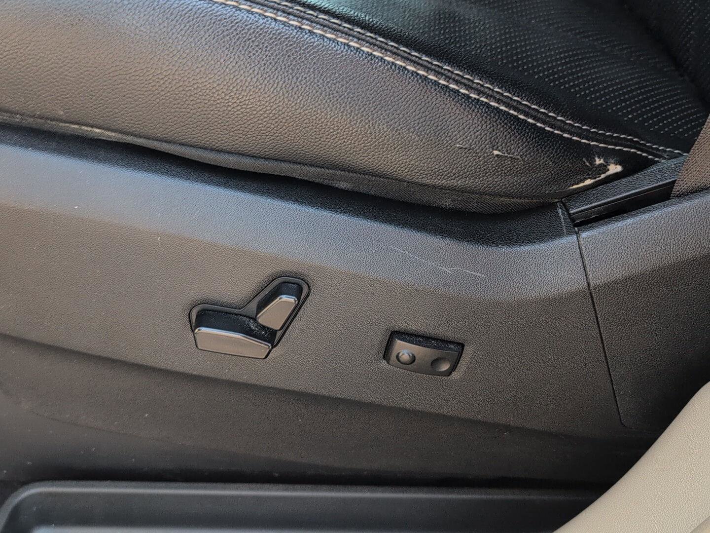 Used 2015 Chrysler Town & Country Touring-L w/ Driver Convenience Group image 21