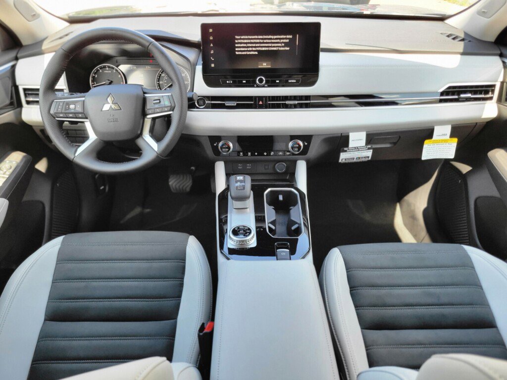 New 2025 Mitsubishi Outlander SE image 12
