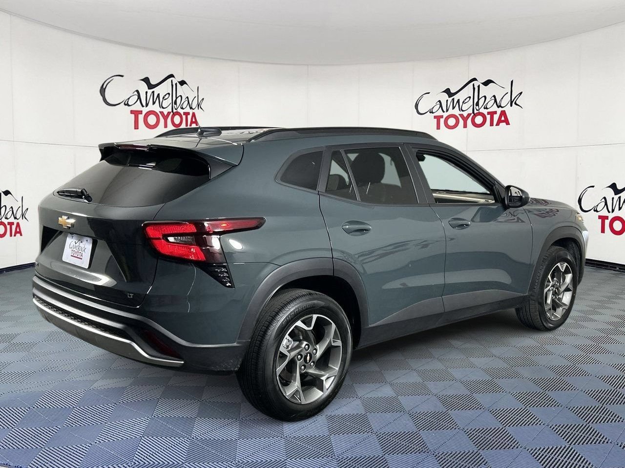Used 2025 Chevrolet Trax LT FWD image 8