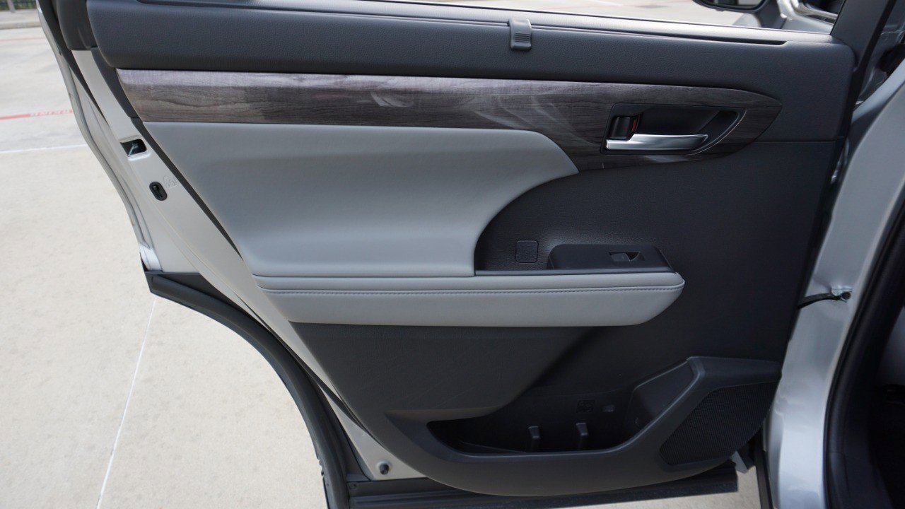 Used 2023 Toyota Highlander Platinum image 34