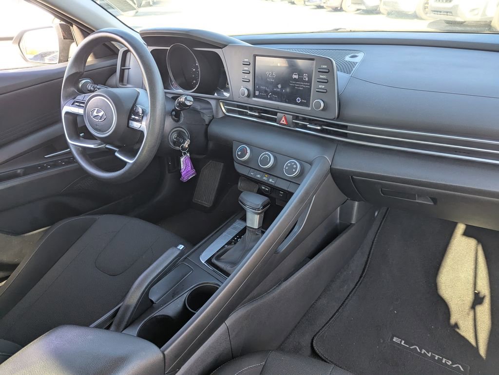 Used 2023 Hyundai Elantra SE image 31