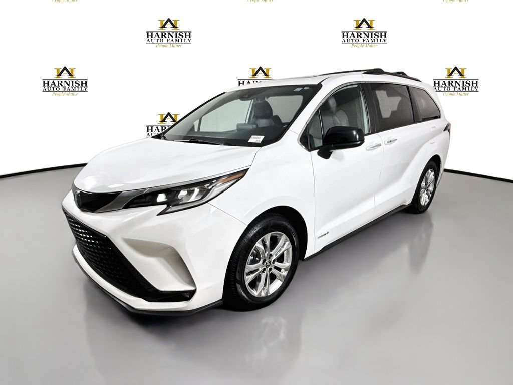 Used 2021 Toyota Sienna XSE w/ XSE Plus Package AWD/4WD image 3