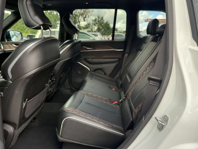 Used 2025 Jeep Grand Cherokee Summit w/ Obsidian Package AWD/4WD image 13