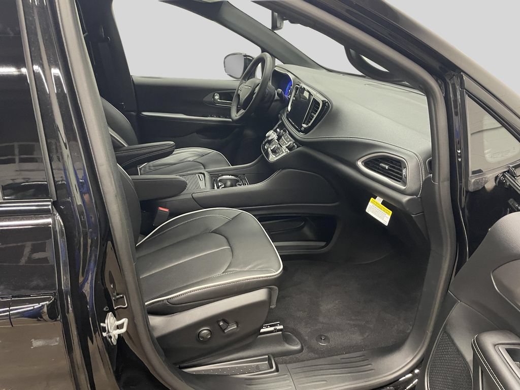 New 2027 Chrysler Pacifica Limited AWD/4WD image 9
