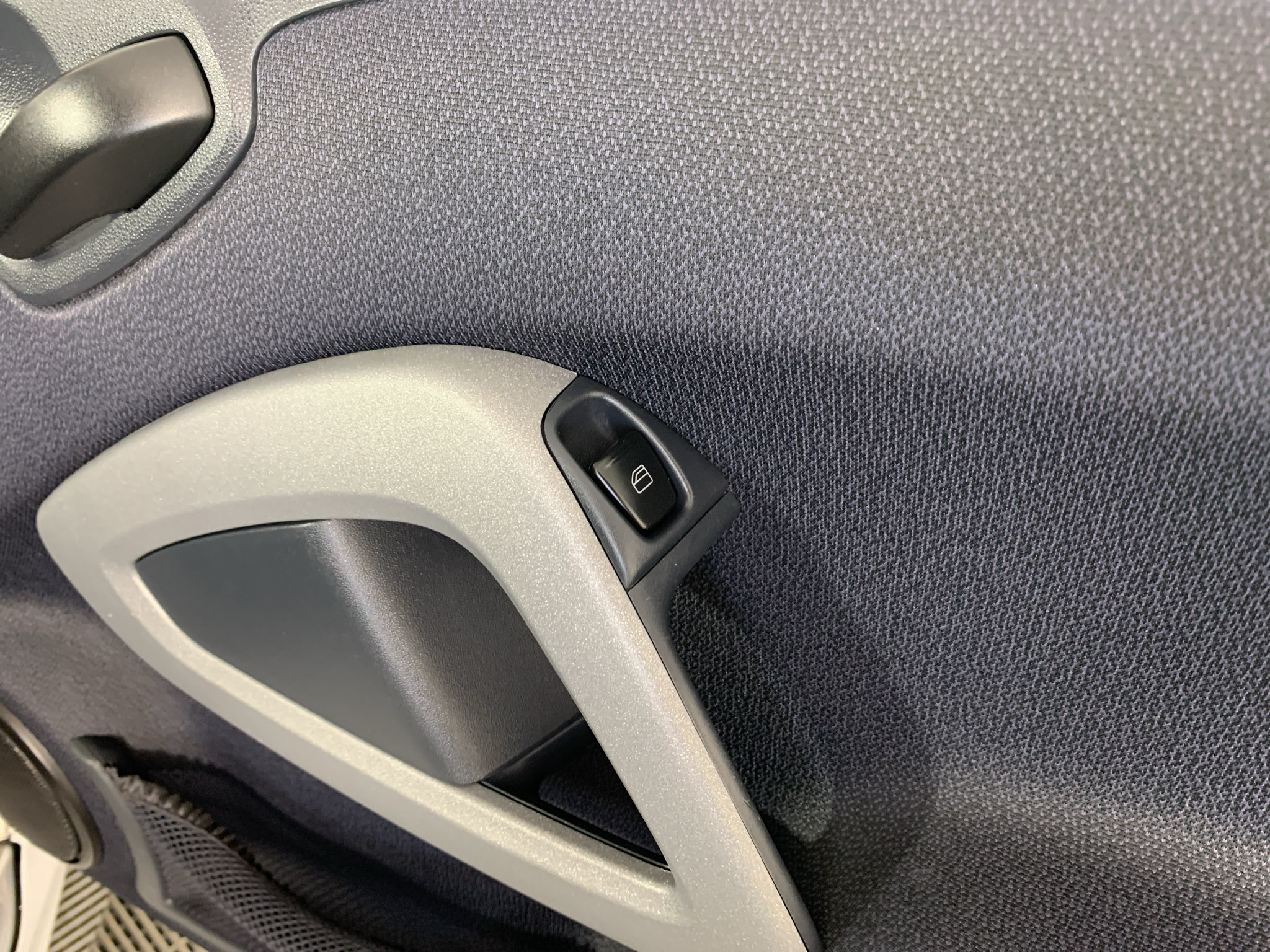 Used 2015 smart fortwo pure RWD image 23