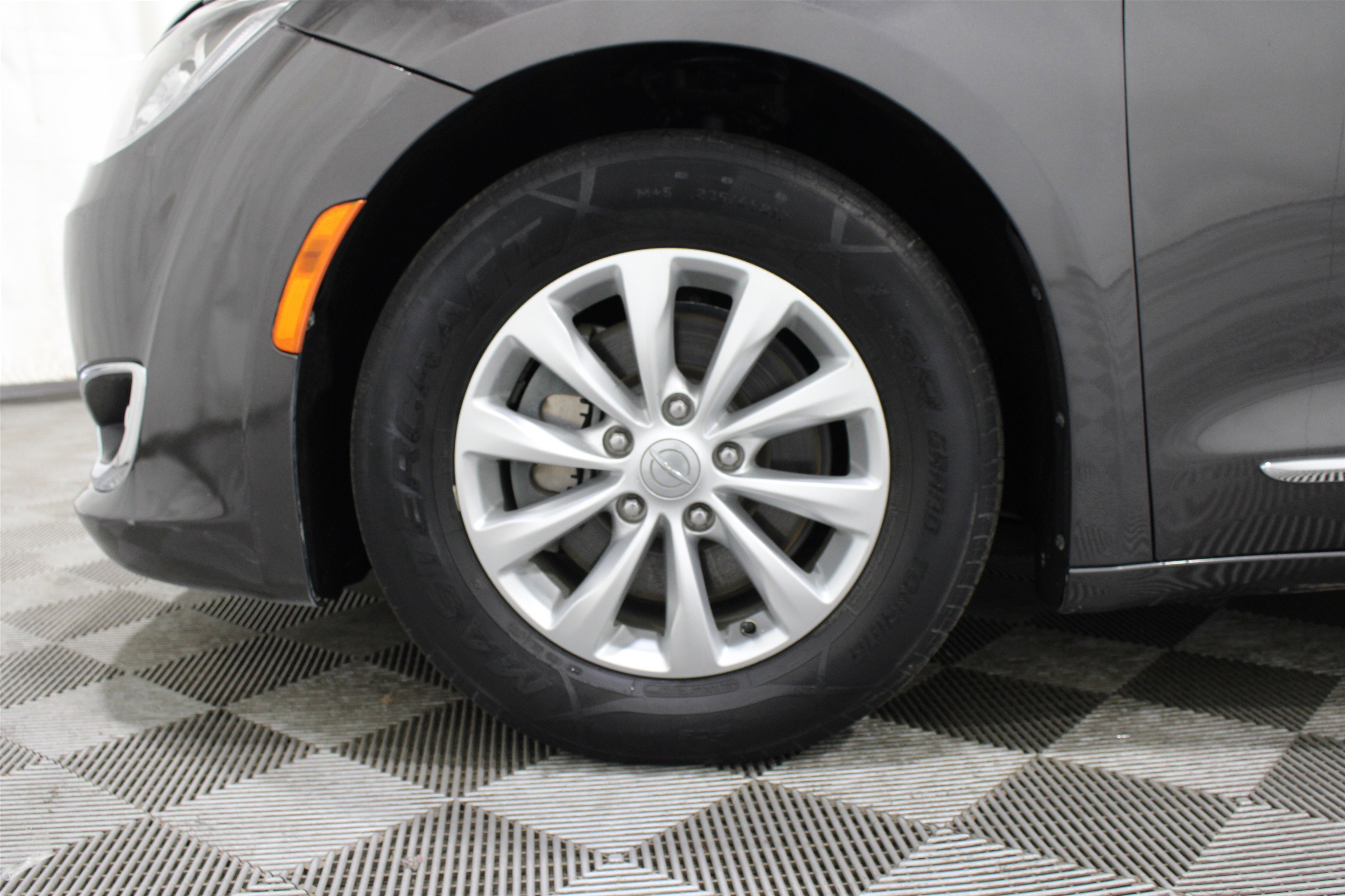Used 2017 Chrysler Pacifica Touring-L FWD image 35