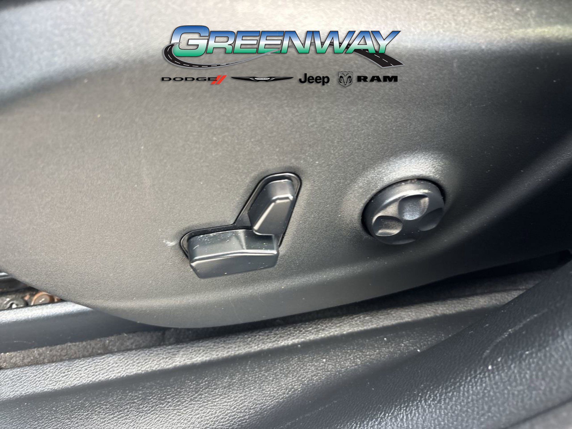 Used 2020 Jeep Cherokee Limited image 13