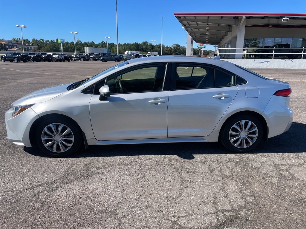 Used 2021 Toyota Corolla LE image 4