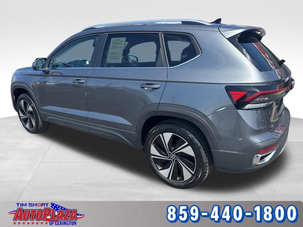 Used 2025 Volkswagen Taos SE AWD/4WD image 2