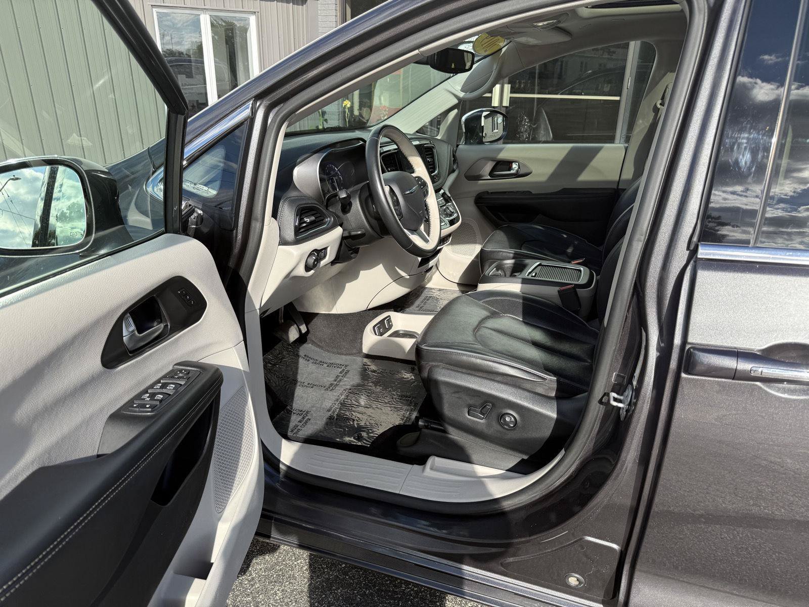 Used 2019 Chrysler Pacifica Limited FWD image 9