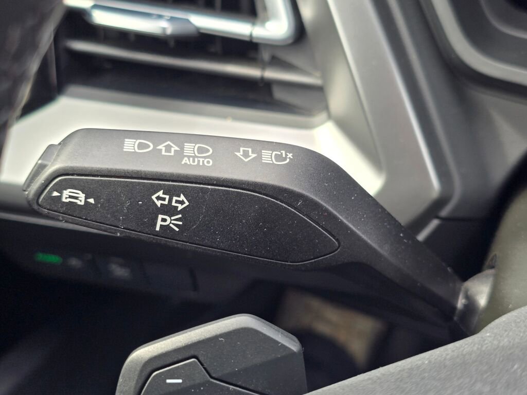 Used 2022 Audi Q4 e-tron Prestige image 32