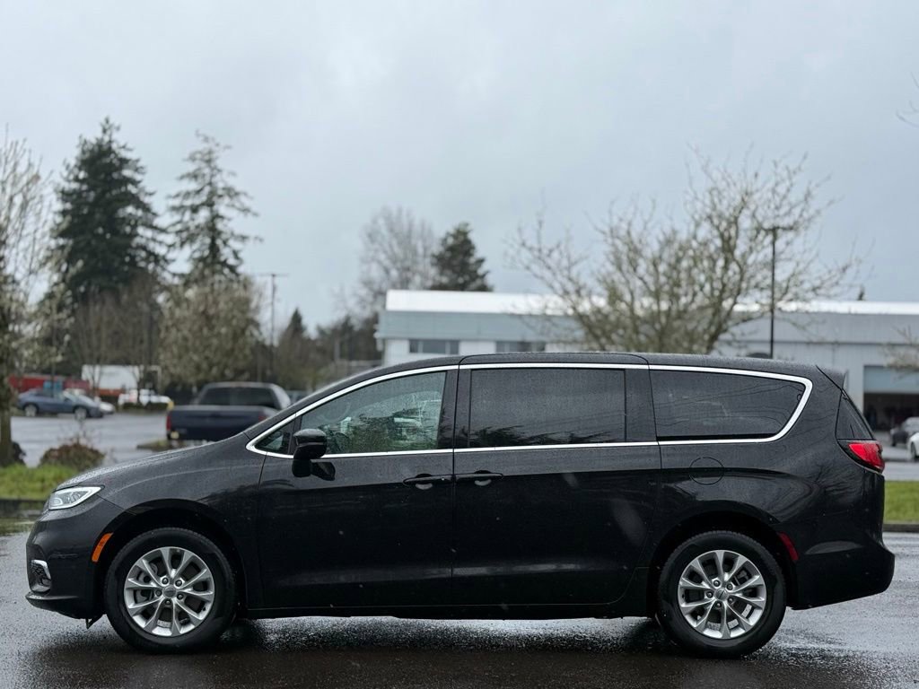 Used 2025 Chrysler Pacifica Select image 2