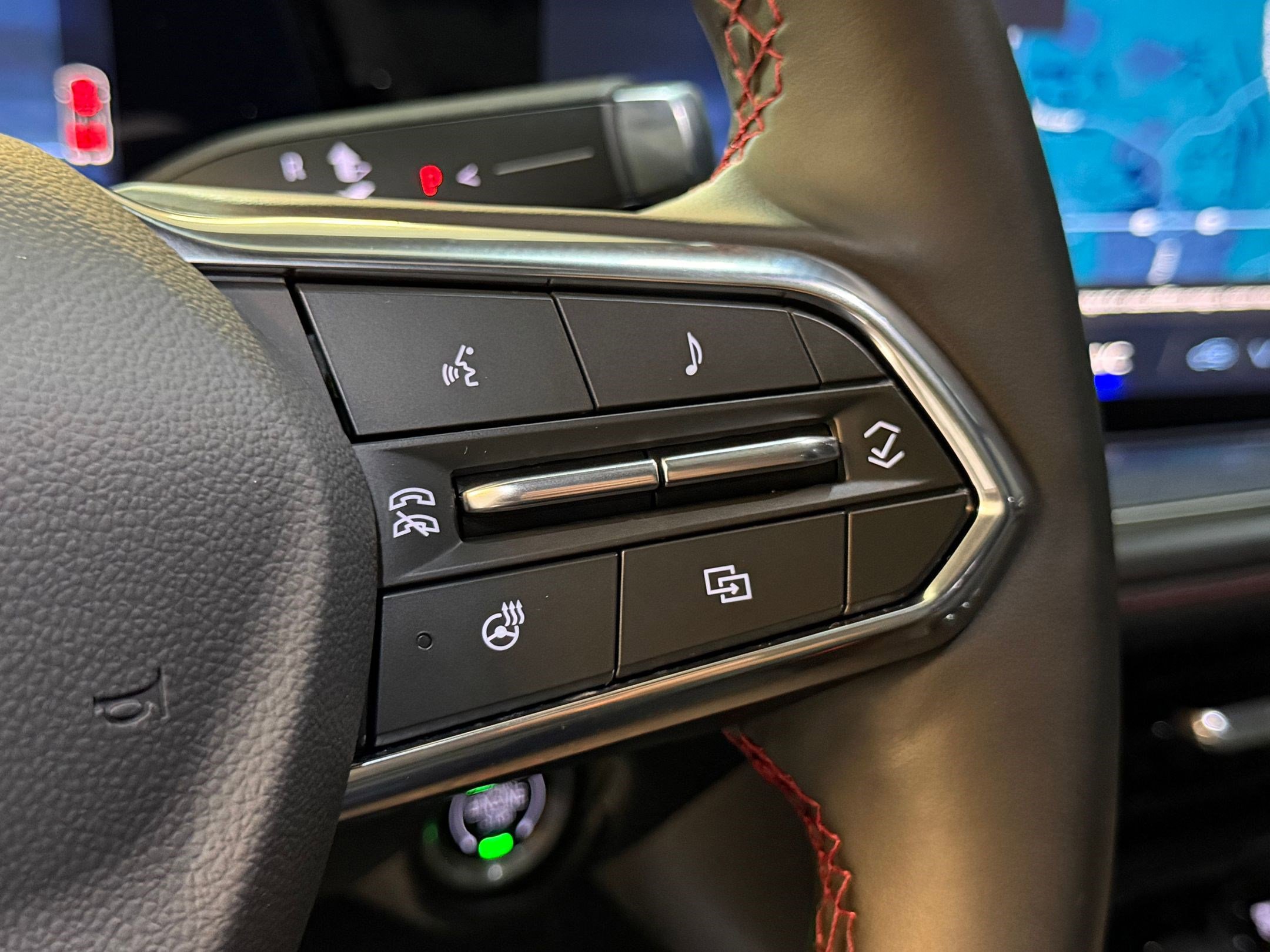 Used 2025 Chevrolet Suburban RST w/ Comfort Package image 27