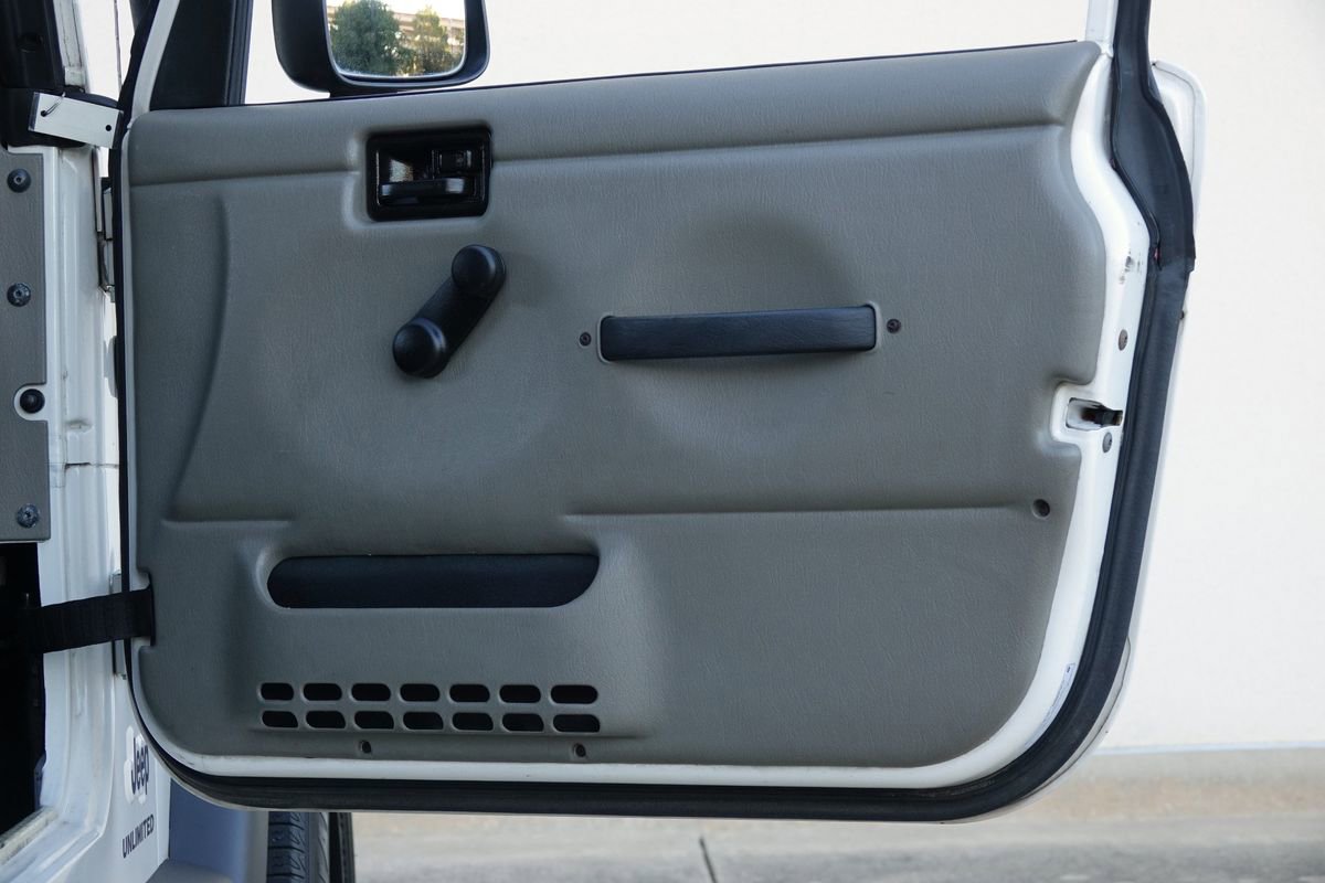 Used 2006 Jeep Wrangler Unlimited w/ Premium Audio Group image 38