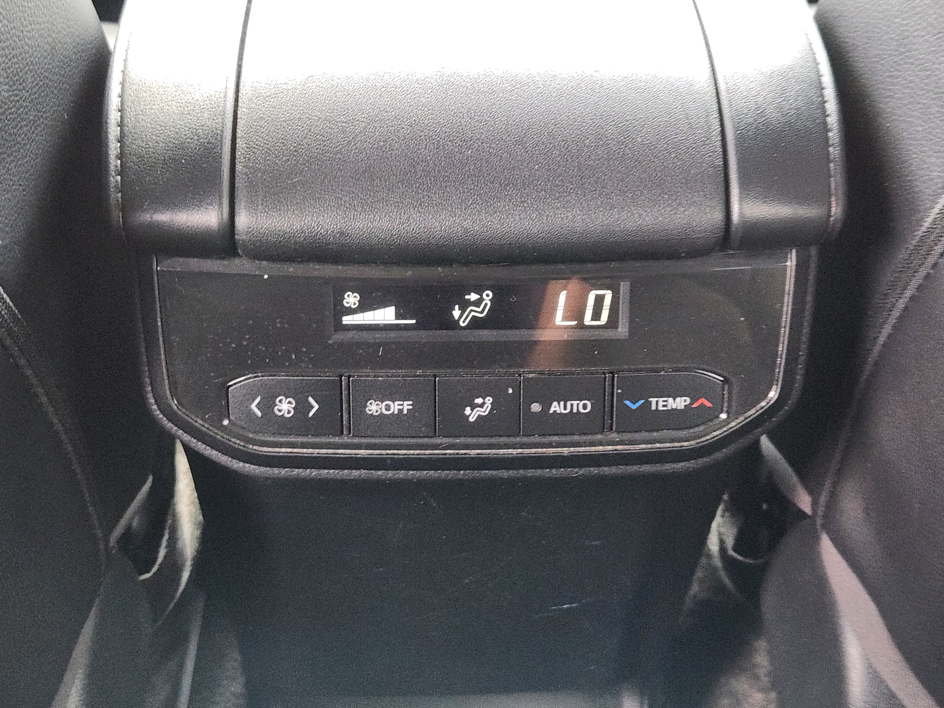 Used 2023 Toyota Highlander XLE AWD/4WD image 23