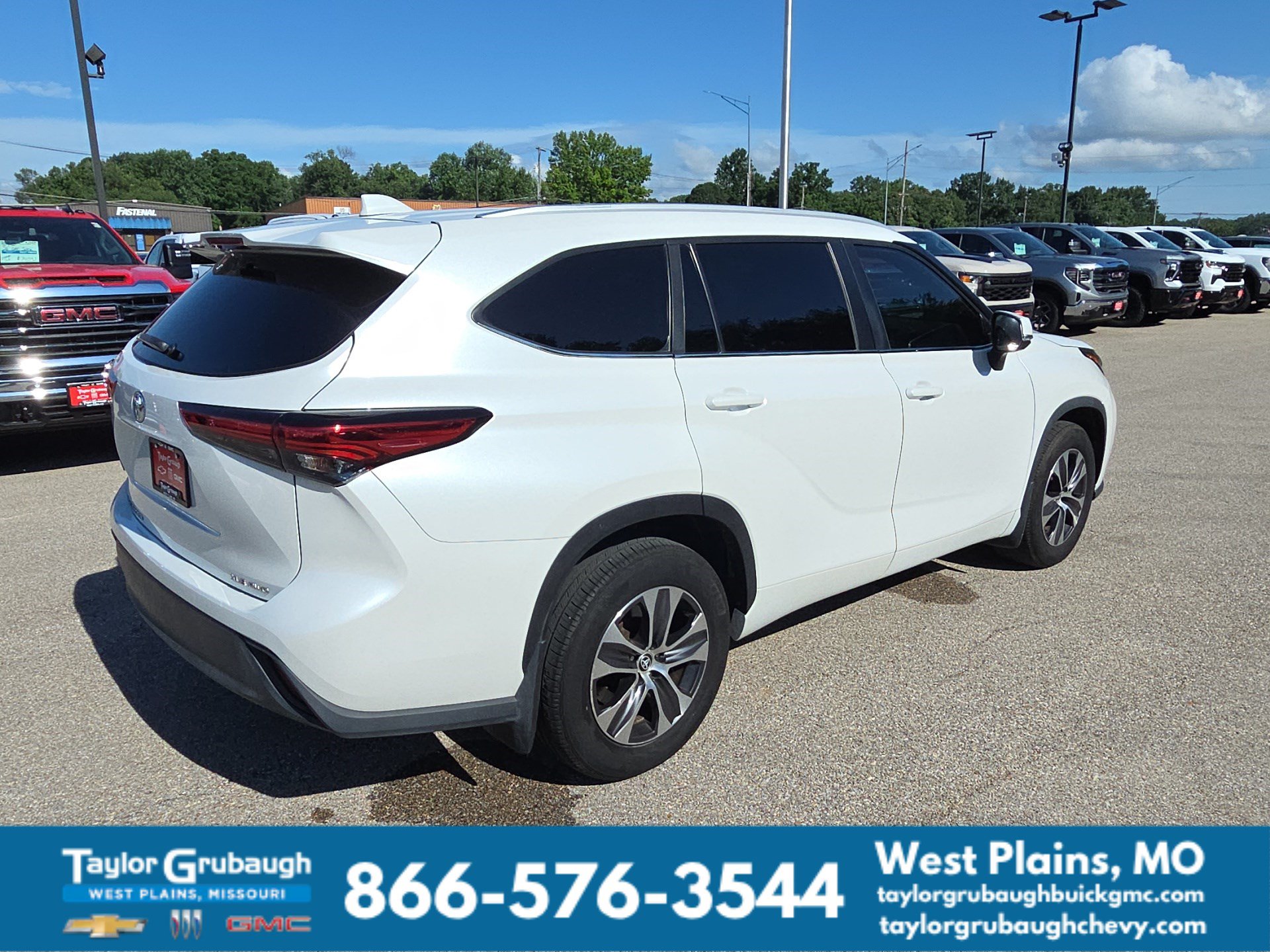 Used 2023 Toyota Highlander XLE AWD/4WD image 8
