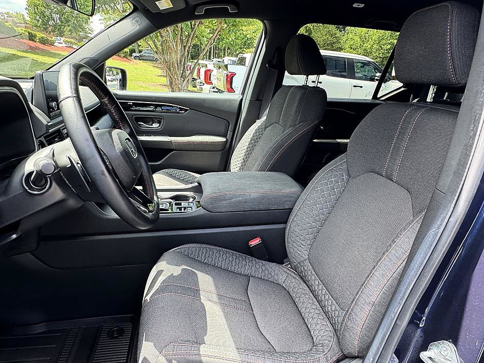 Used 2025 Honda Pilot Sport image 9