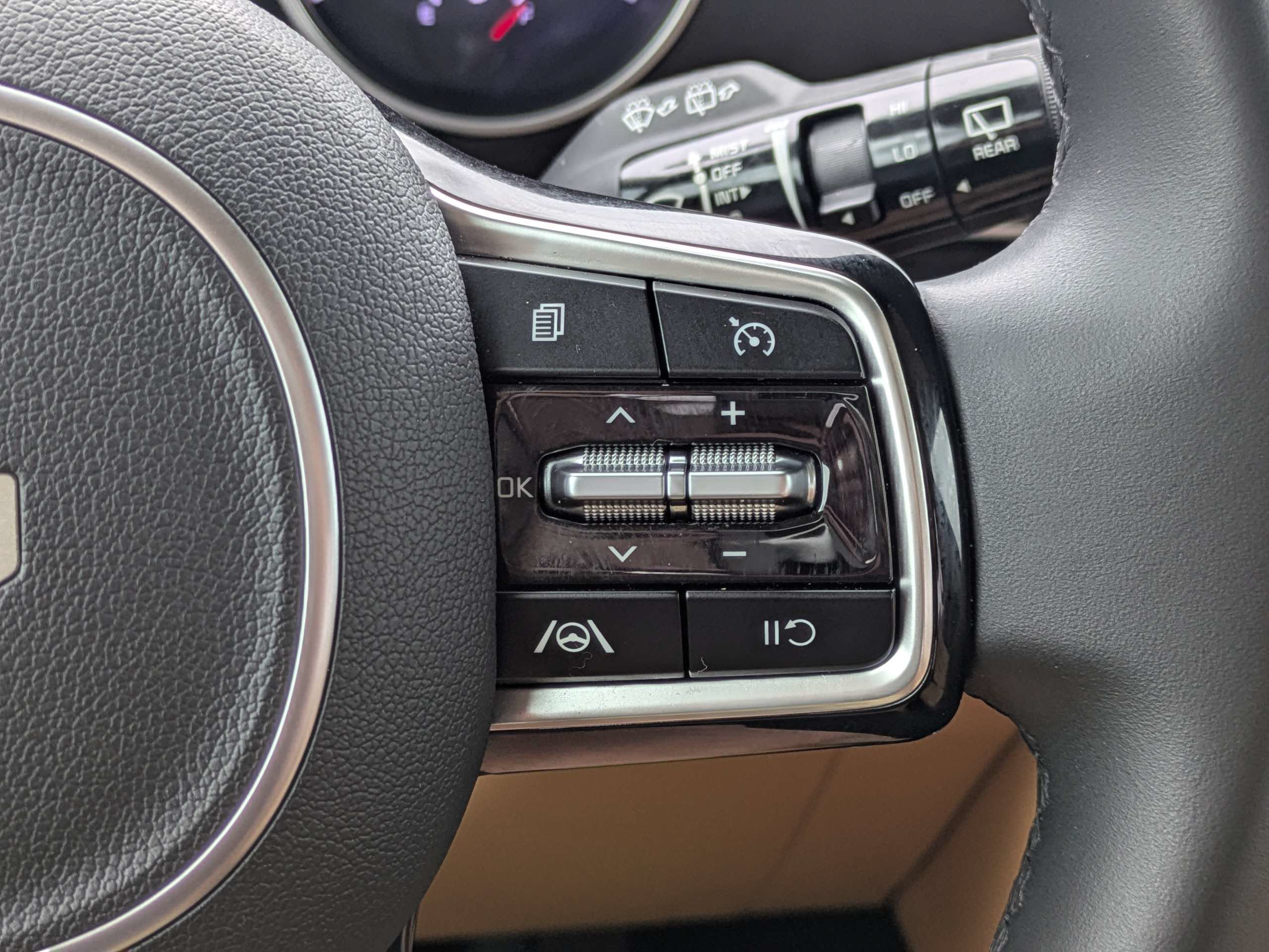 Certified 2022 Kia Carnival LX FWD image 24