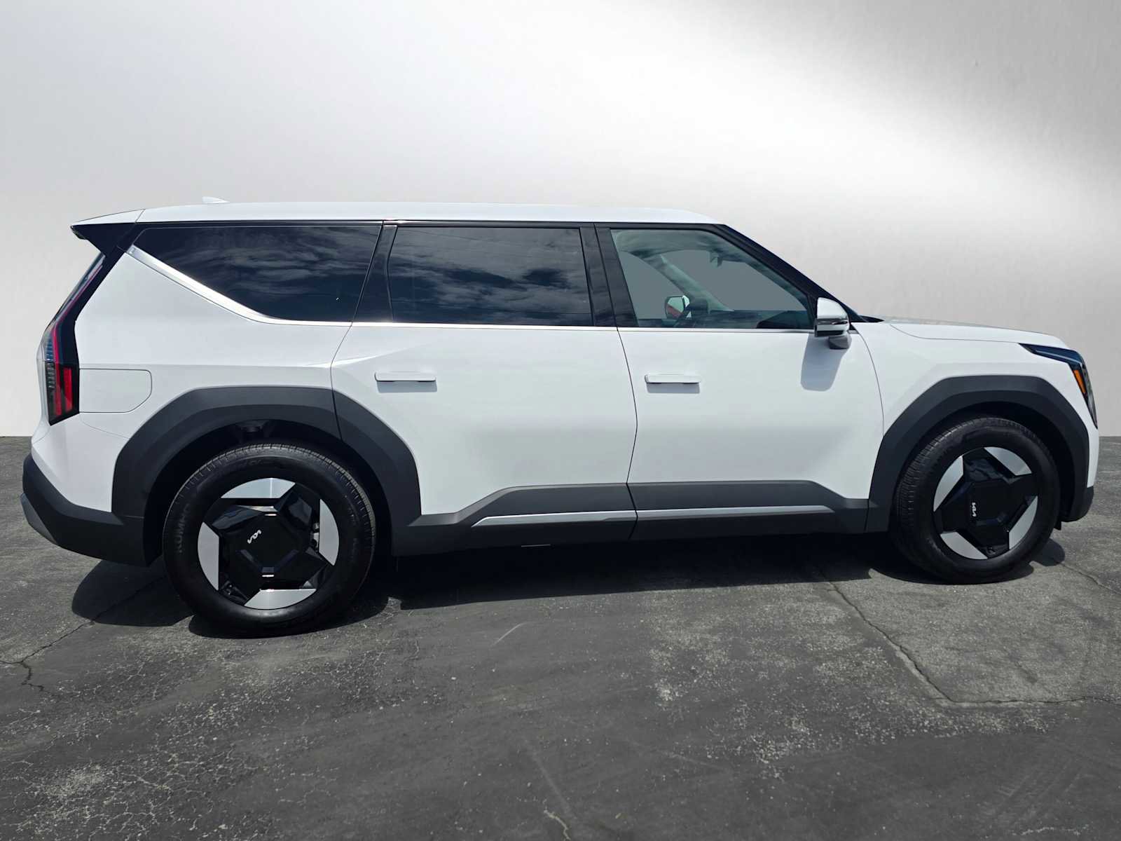 Used 2026 Kia EV9 Light RWD image 2