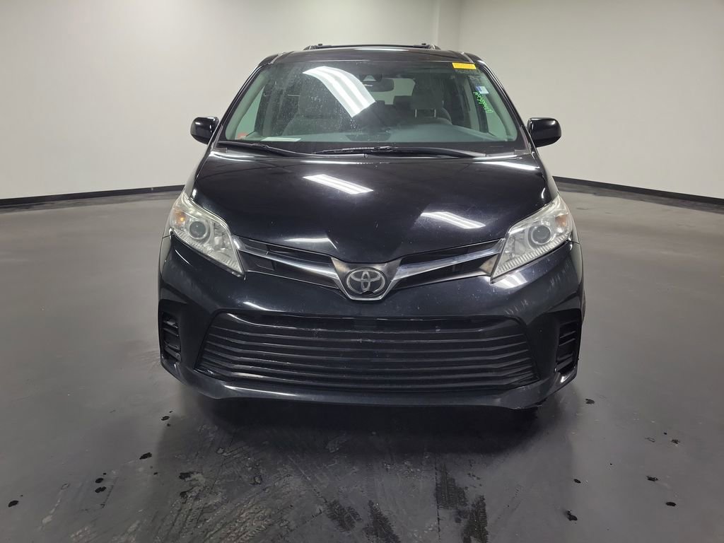 Used 2020 Toyota Sienna LE image 2