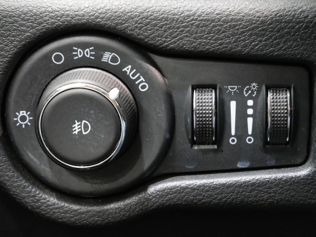 Used 2024 Chrysler Pacifica Limited FWD image 14