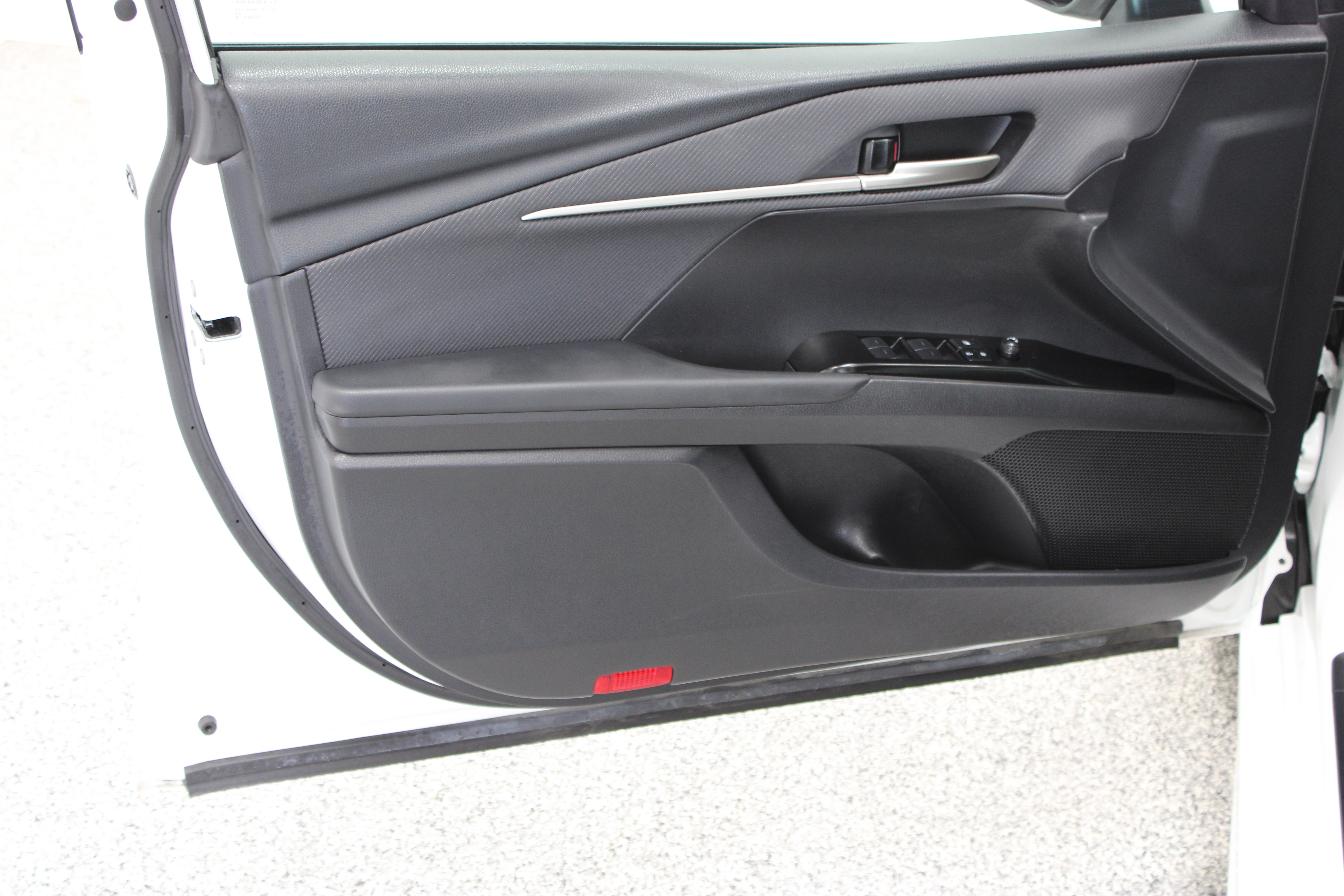 Used 2025 Toyota Camry SE FWD image 12