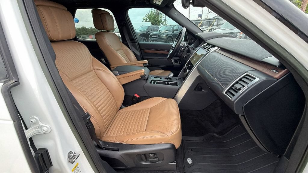 Used 2023 Land Rover Discovery Metropolitan Edition AWD/4WD image 29
