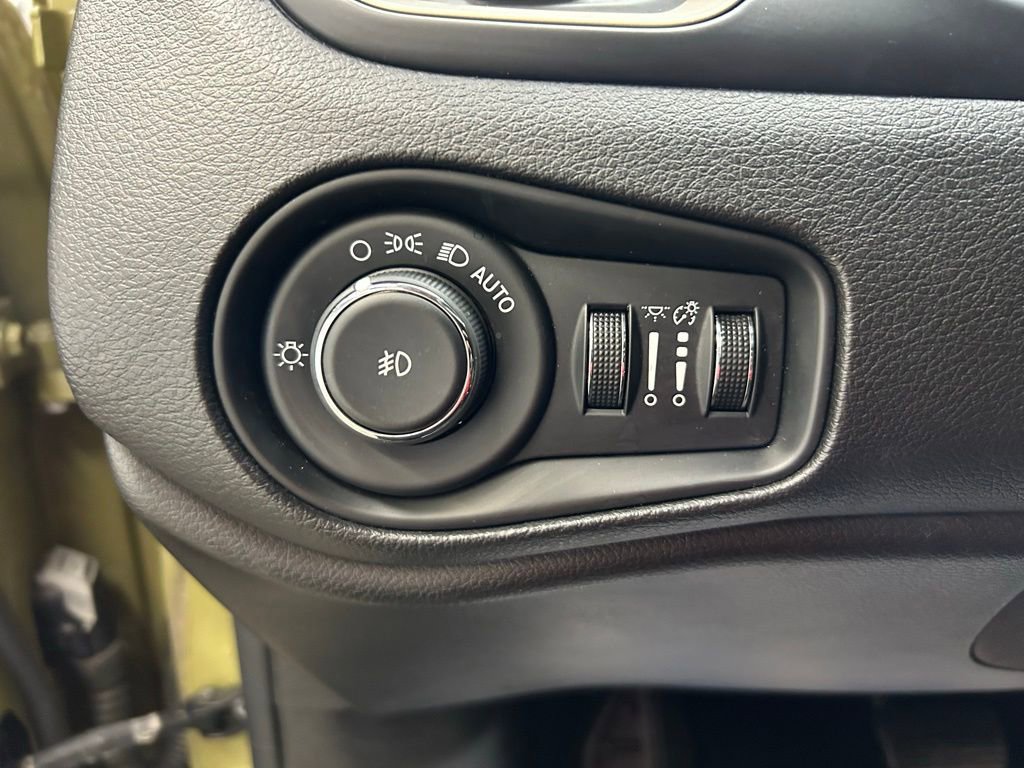 Used 2015 Jeep Renegade Latitude image 23
