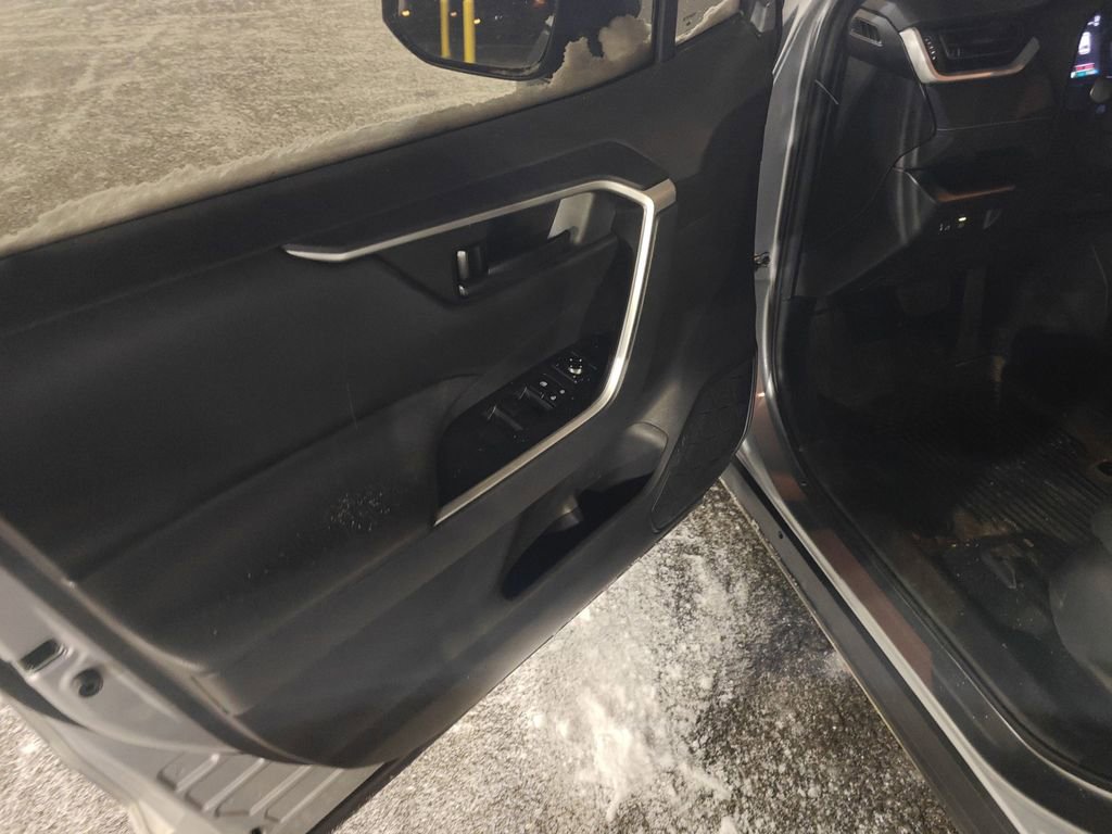 Used 2021 Toyota RAV4 LE image 5