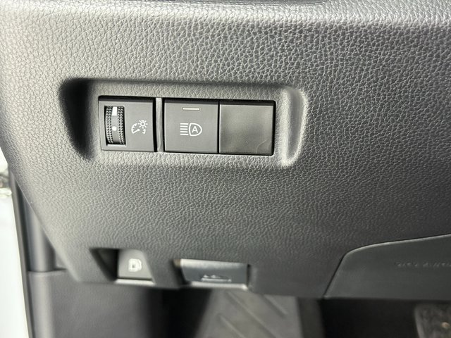 Used 2024 Toyota RAV4 SE image 10