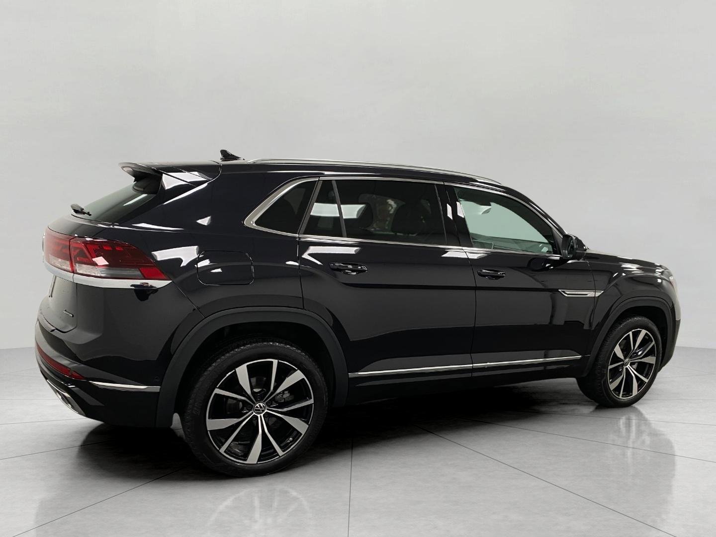 Used 2024 Volkswagen Atlas Cross Sport SEL Premium R-Line image 2