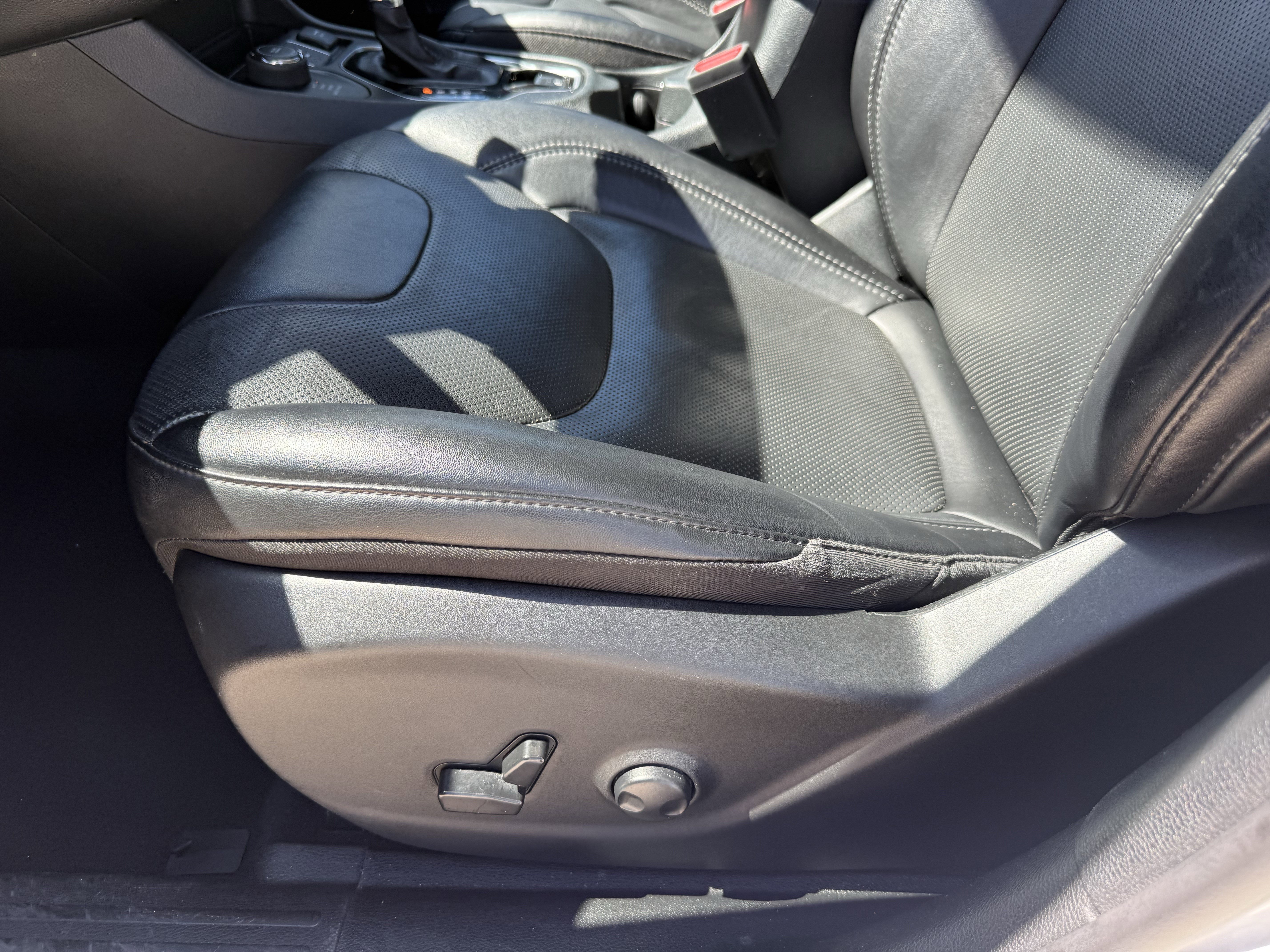 Used 2023 Jeep Cherokee Altitude Lux image 29