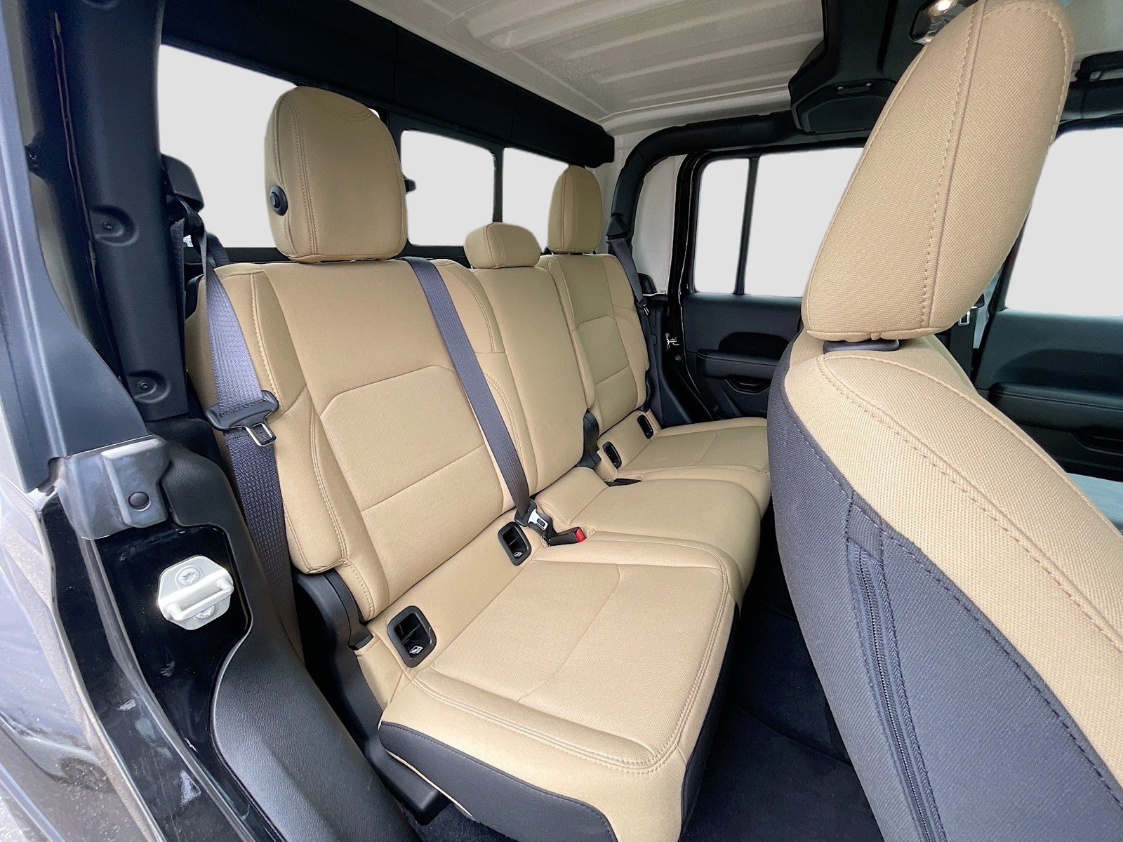 Used 2023 Jeep Gladiator Overland AWD/4WD image 16