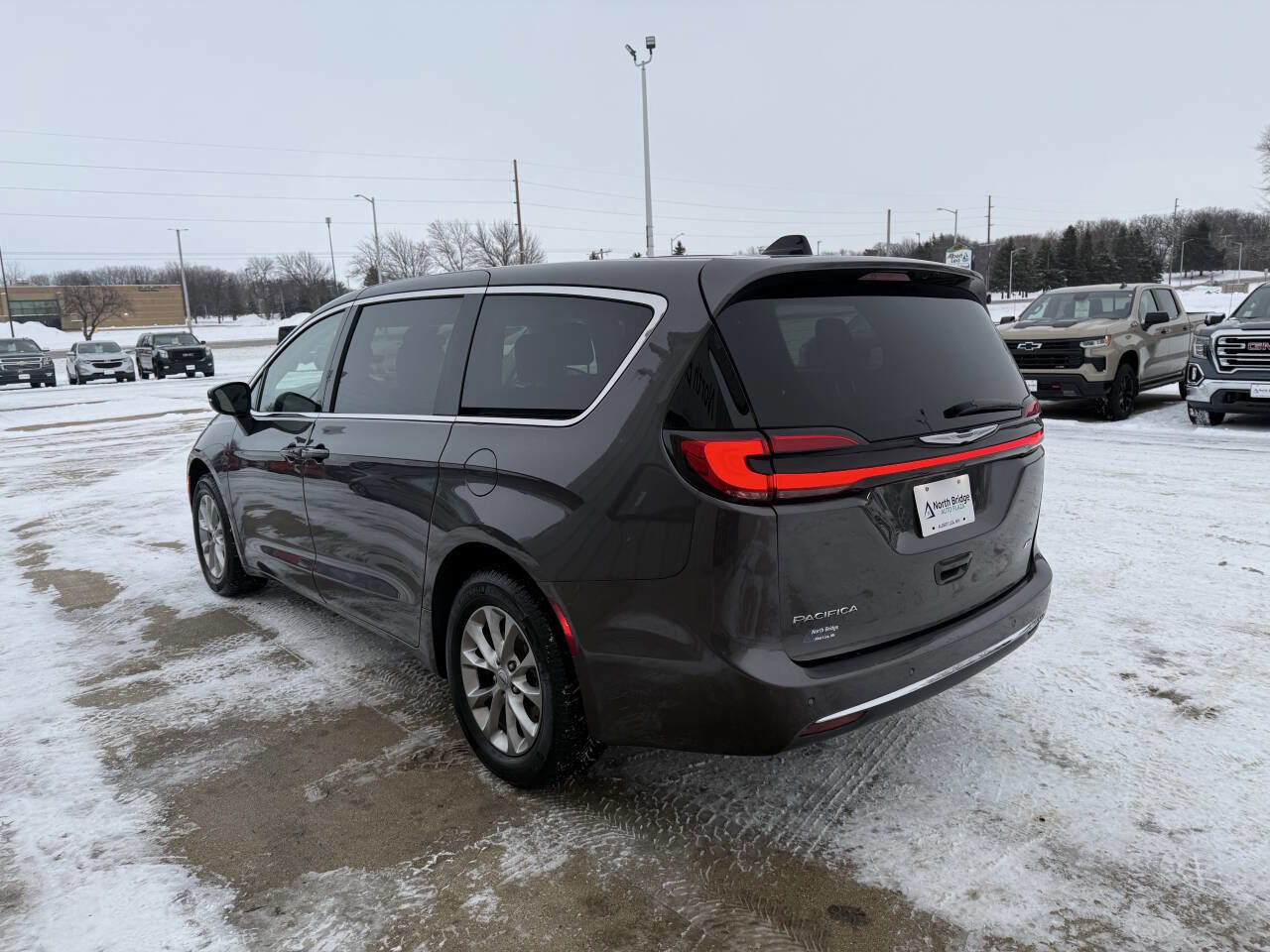 Used 2023 Chrysler Pacifica Touring-L image 3
