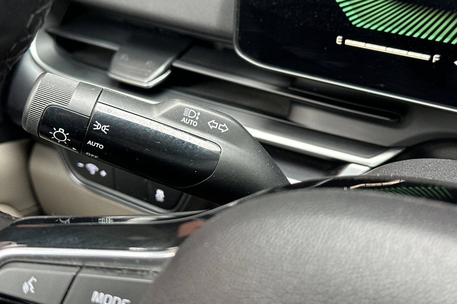 Used 2025 Kia Carnival FWD image 35