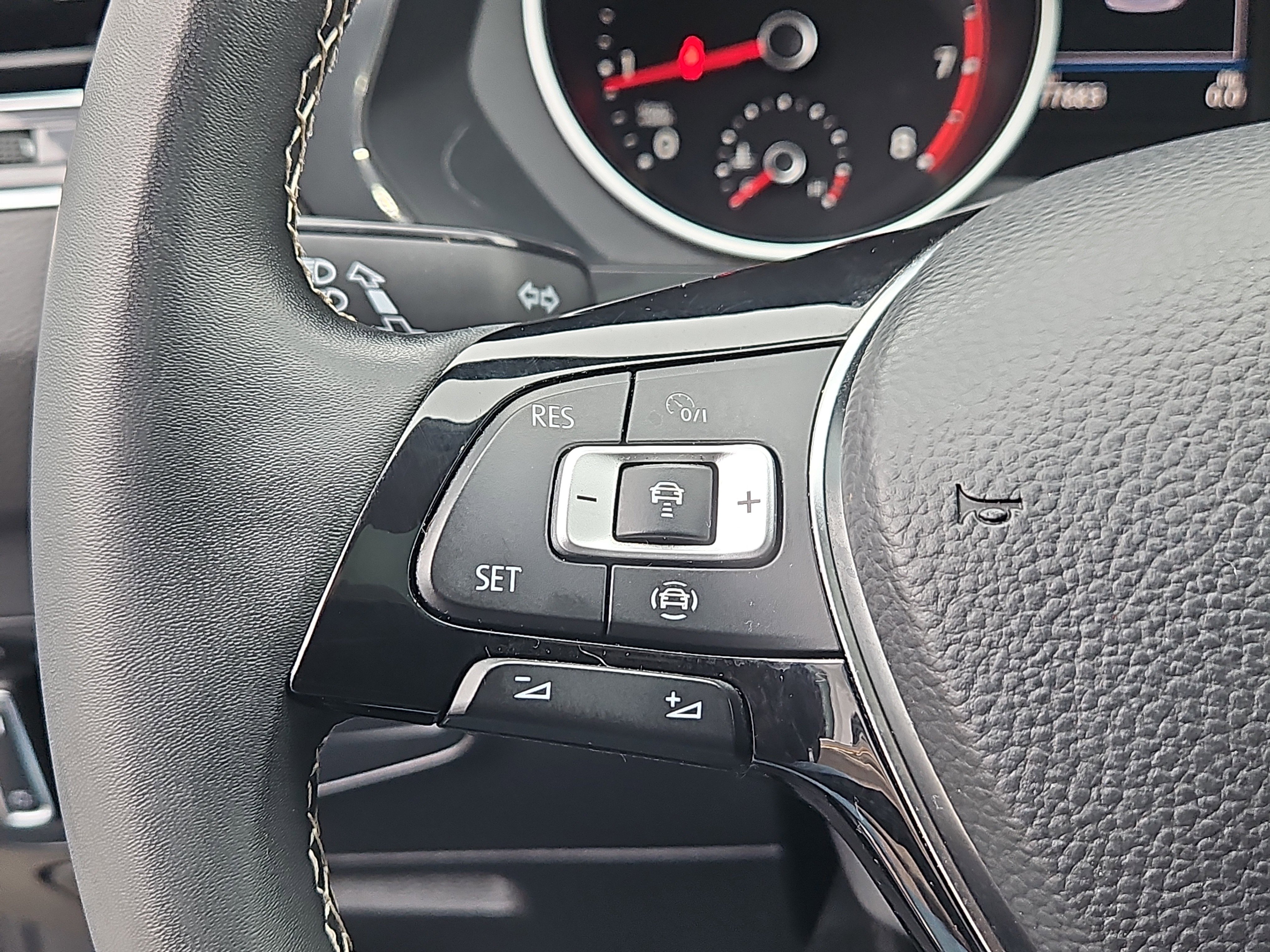 Used 2021 Volkswagen Tiguan SE w/ Panoramic Sunroof Package image 16