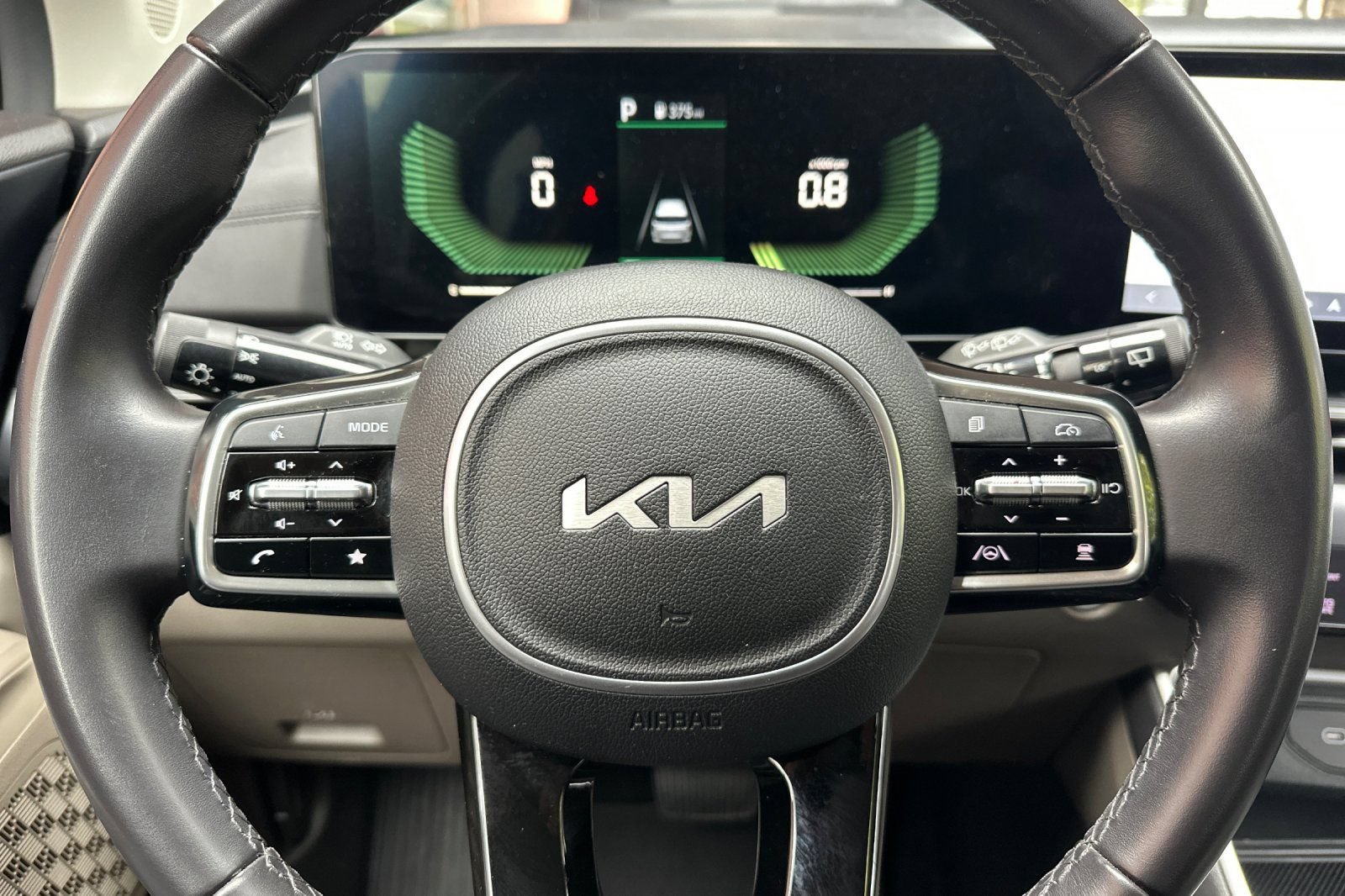 Used 2025 Kia Carnival FWD image 32