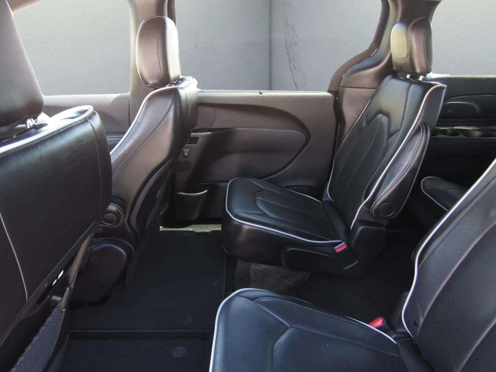 Used 2025 Chrysler Pacifica Limited FWD image 15