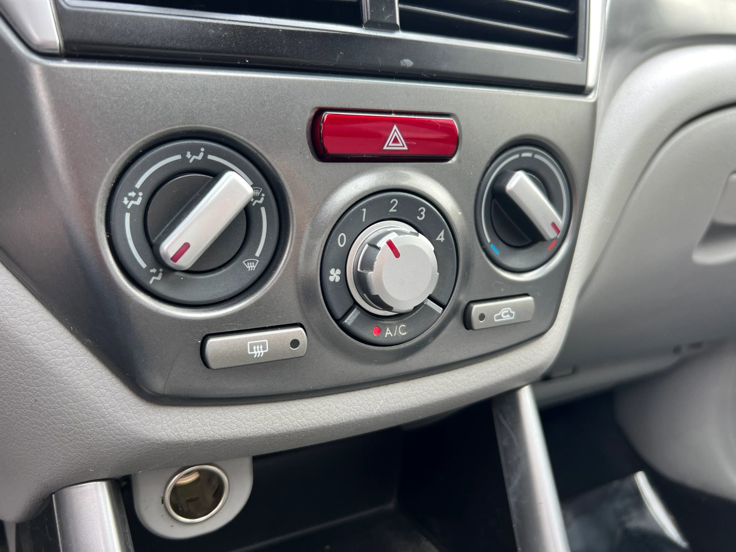 Used 2011 Subaru Forester 2.5X Premium w/ All-Weather Pkg image 19