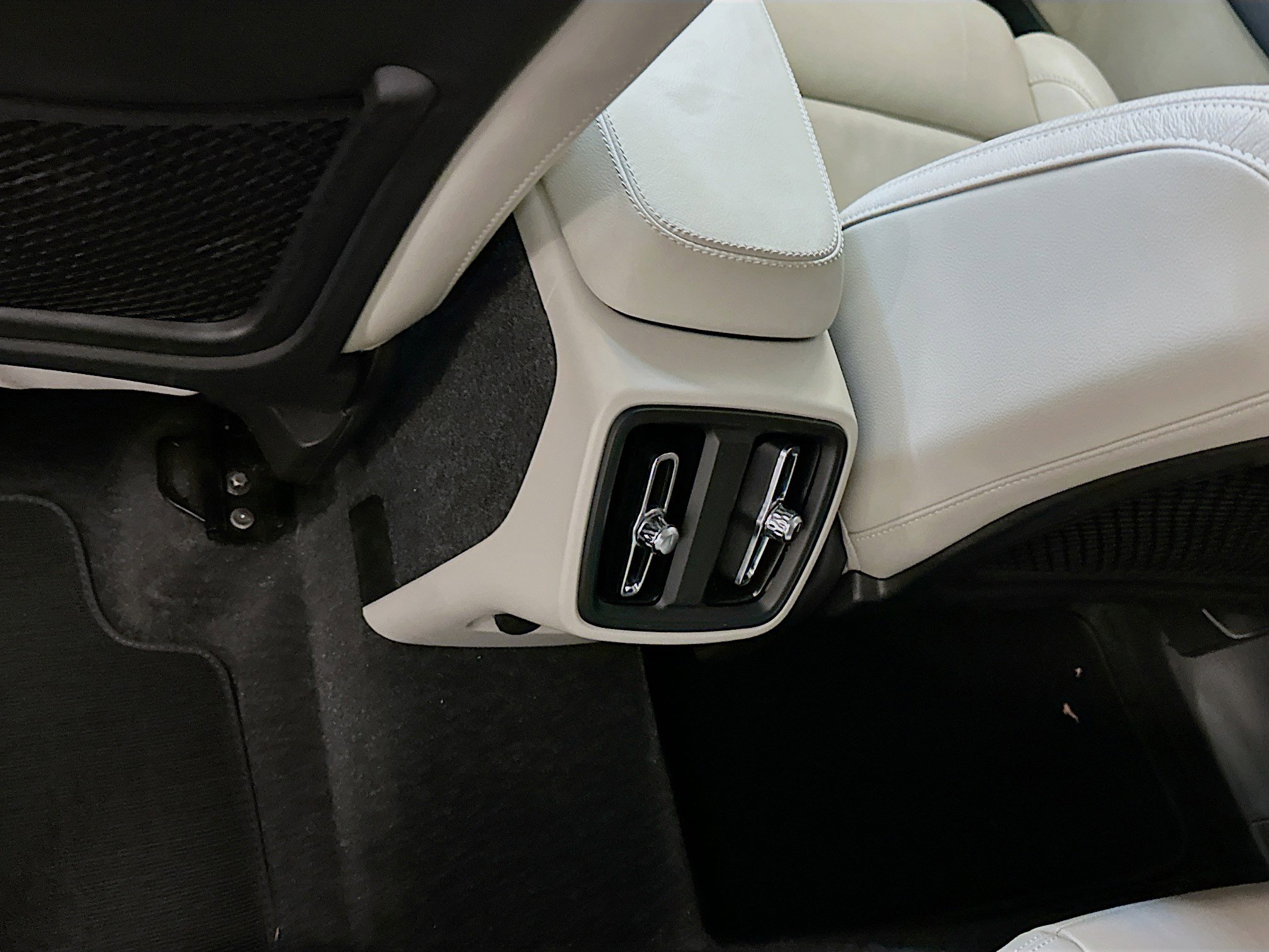 Used 2024 Volvo XC40 B5 Plus image 29