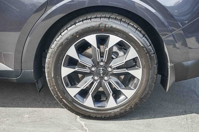 Used 2024 Kia Carnival EX image 12