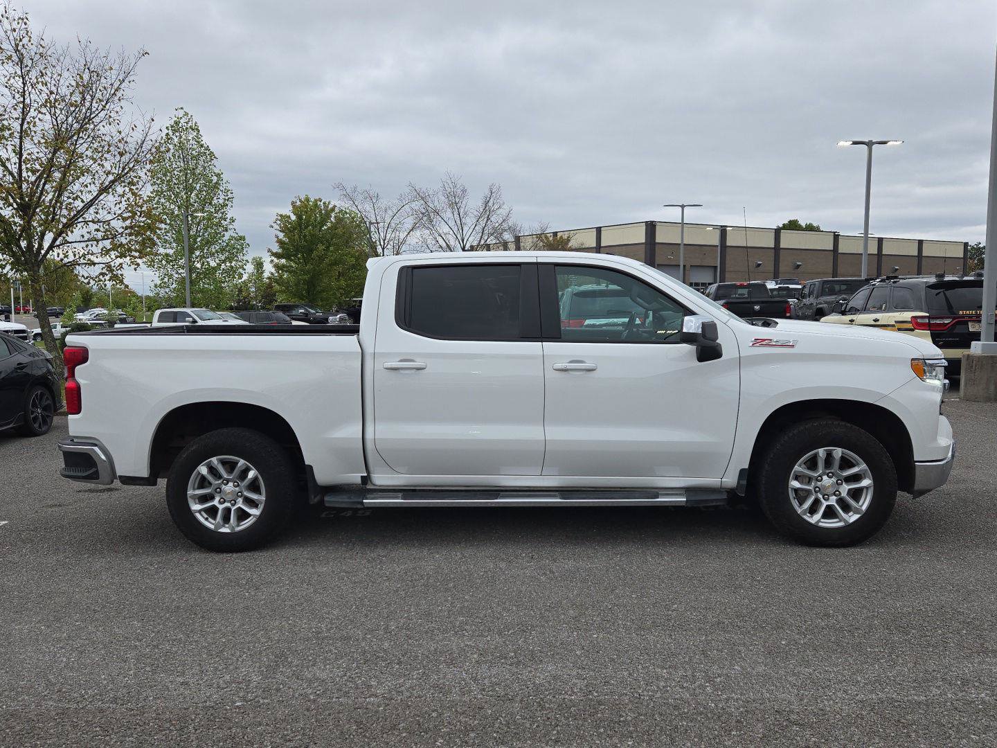 Used 2025 Chevrolet Silverado 1500 LT AWD/4WD image 8
