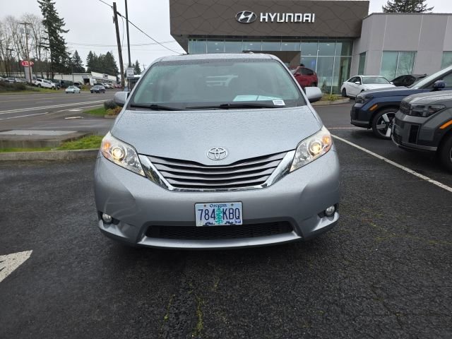 Used 2017 Toyota Sienna XLE w/ XLE Navigation Package image 4