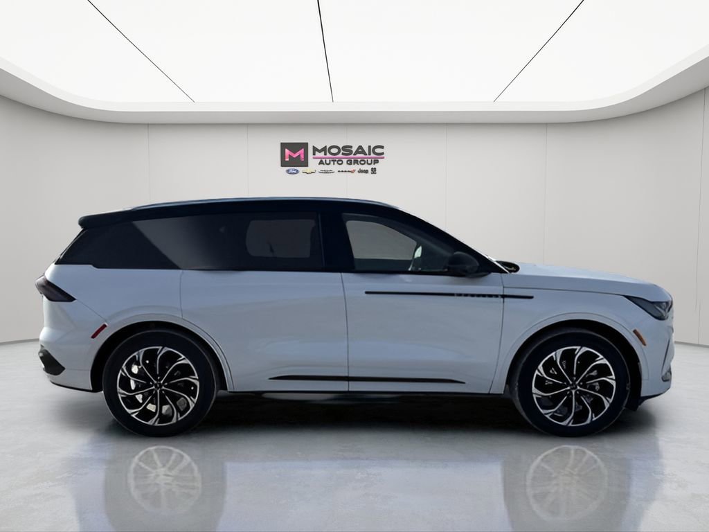 Used 2025 Lincoln Nautilus Reserve image 8