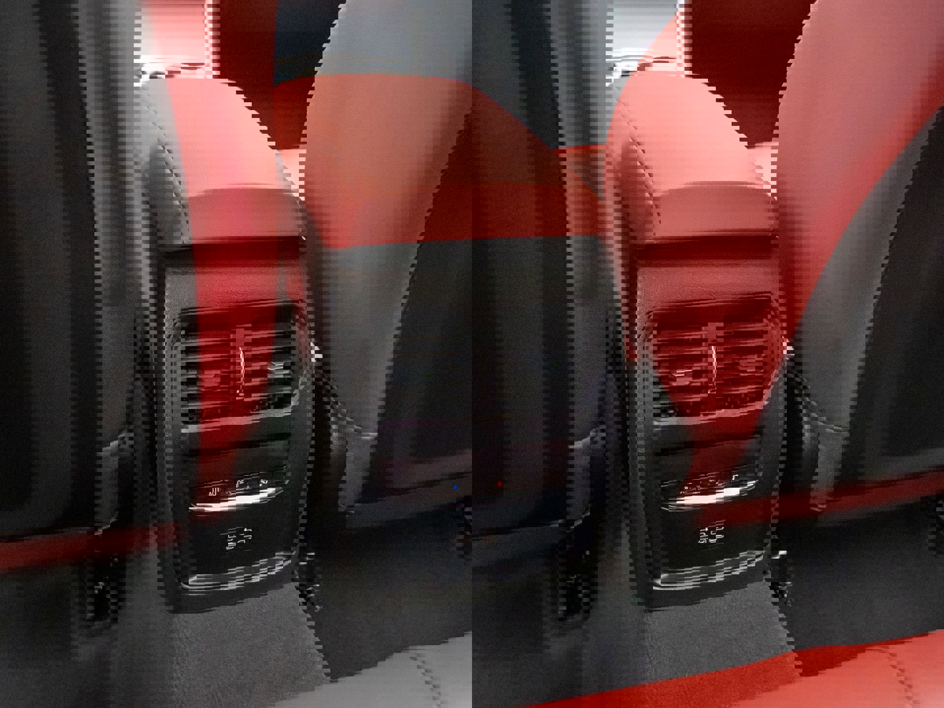 New 2025 BMW 330i xDrive Sedan w/ Convenience Package AWD/4WD image 19