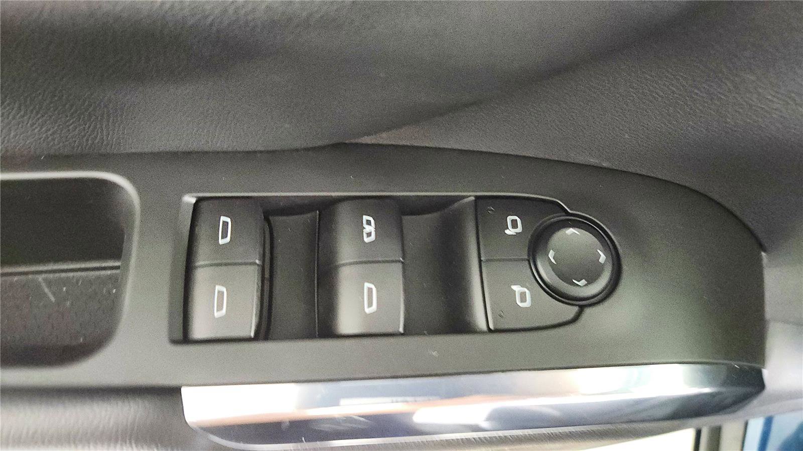 Used 2025 Chevrolet Traverse LT w/ Driver Confidence Package image 17