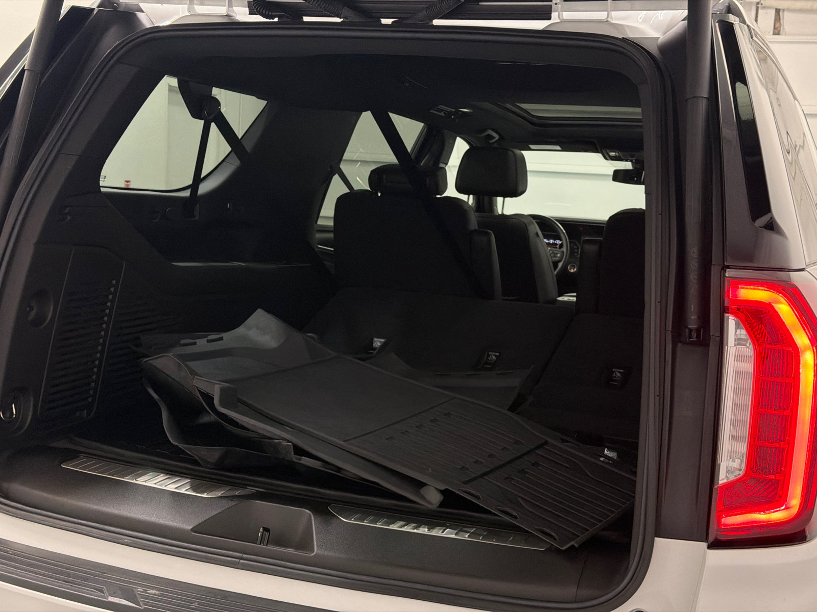 Used 2021 GMC Yukon XL Denali w/ LPO, Illumination Package AWD/4WD image 10