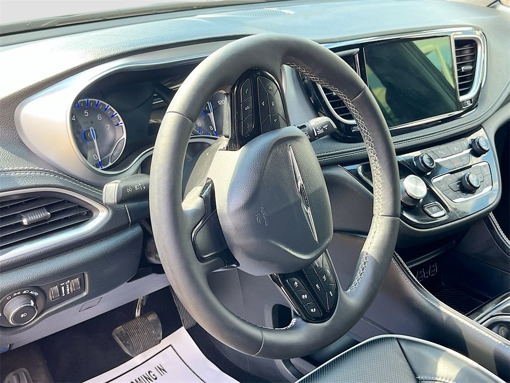 Used 2025 Chrysler Pacifica Limited image 11